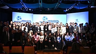 Ομαδική φωτογραφία των νέων που μετείχαν στο 1ο Συμπόσιο Νέων της Ελληνικής Διασποράς με τον υπουργό Εξωτερικών Γιώργο Γεραπετρίτη