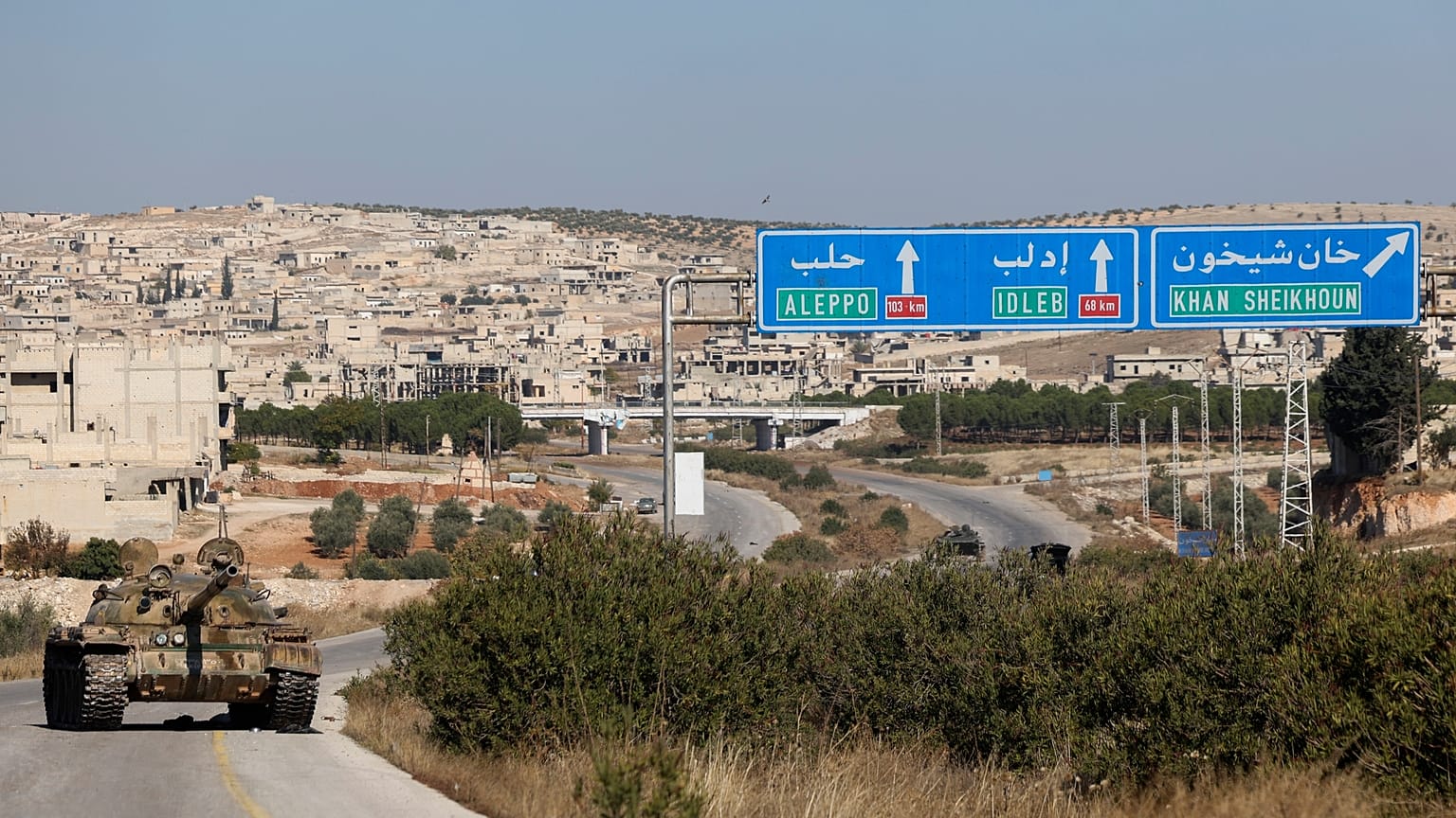 Um tanque do exército sírio numa autoestrada nos arredores de Khan Sheikhoun, a sudoeste de Alepo, no domingo, 1 de dezembro de 2024. 