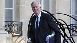 Primeiro-ministro francês, Michel Barnier, à chegada para a reunião semanal do gabinete no Palácio do Eliseu, quinta-feira, 10 de outubro de 2024, em Paris