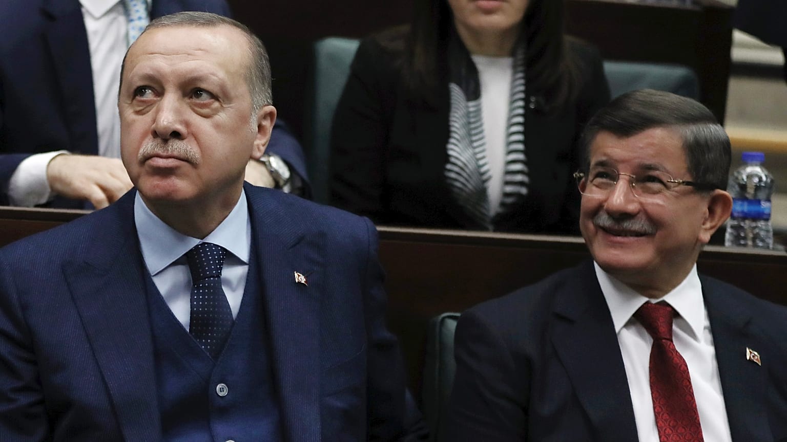 30 Ocak 2018 tarihli bu dosya fotoğrafında, Cumhurbaşkanı Recep Tayyip Erdoğan (solda) ve eski Başbakan Ahmet Davutoğlu görüntüleniyor