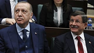 30 Ocak 2018 tarihli bu dosya fotoğrafında, Cumhurbaşkanı Recep Tayyip Erdoğan (solda) ve eski Başbakan Ahmet Davutoğlu görüntüleniyor