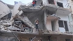 Les équipes de la défense civile syrienne secourent des survivants alors que des frappes auraient touché la ville d'Idlib