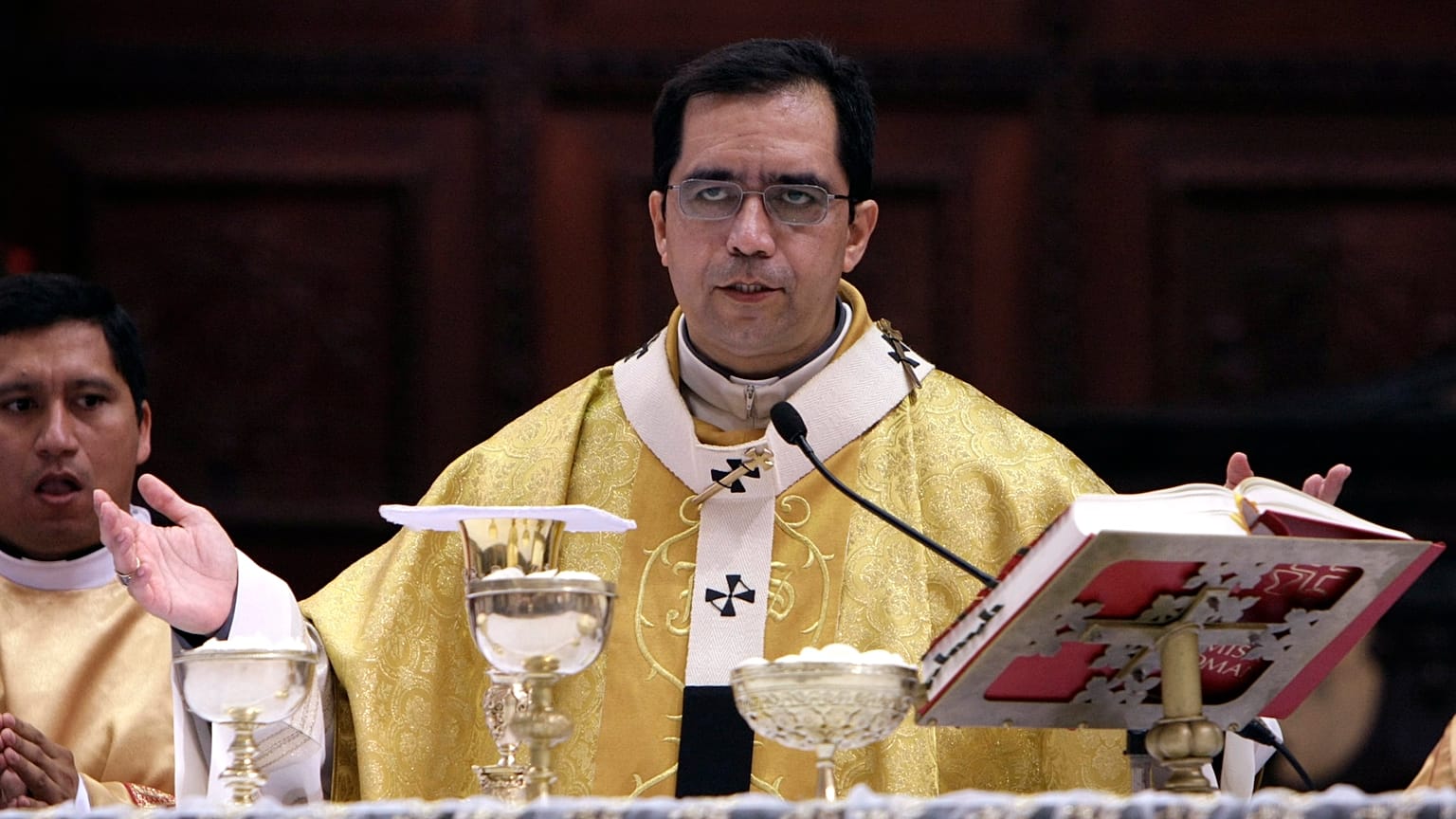 Imagen de archivo del arzobispo de San Salvador, José Luis Escobar Alas, que se opone a la reanudación de la extracción de metales.