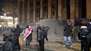 Proteste gegen den Stopp des EU-Fortschritts nehmen trotz Polizeirazzia zu