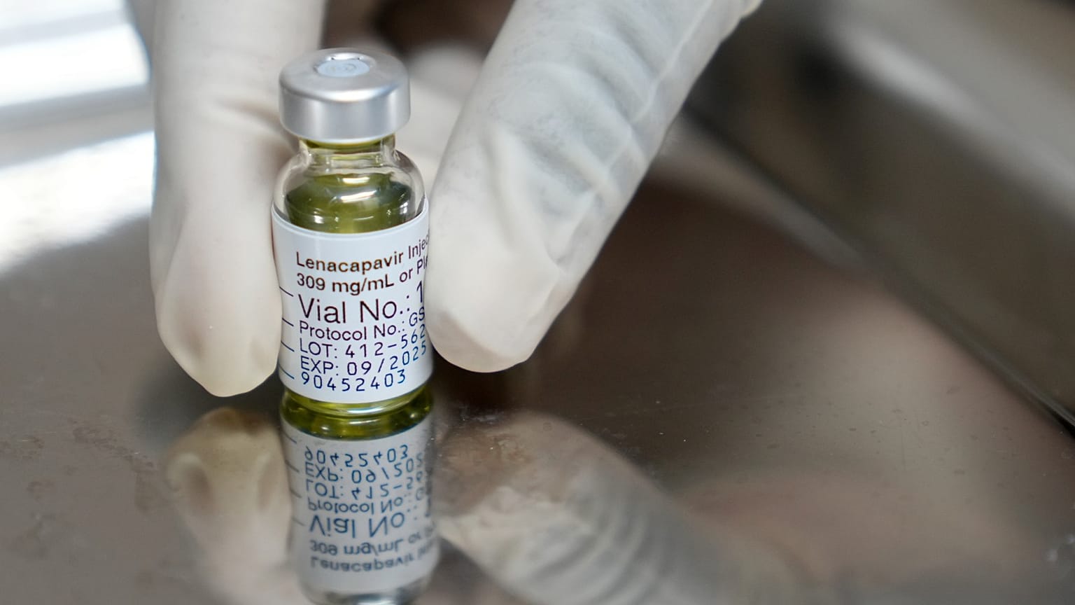 FILE - Un farmacista tiene in mano una fiala di lenacapavir, il nuovo farmaco iniettabile per la prevenzione dell'HIV, presso il sito di ricerca Masiphumelele della Desmond Tutu Health Foundation, a Città del Capo.