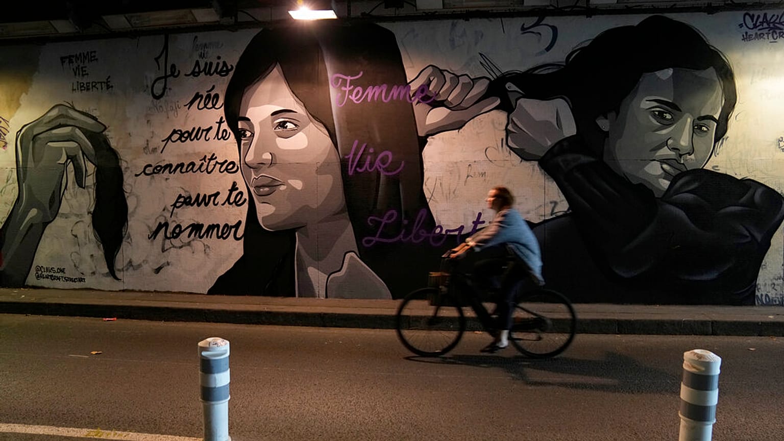 Az iráni rendeleteket ellenző graffiti Párizsban