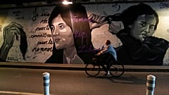 Az iráni rendeleteket ellenző graffiti Párizsban