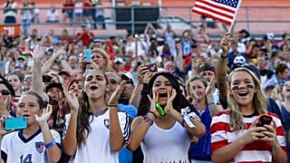 مشجعون يهتفون خلال النصف الأول من مباراة كرة قدم دولية ودية بين الولايات المتحدة والبرازيل في فلوريدا 10 تشرين الثاني نوفمبر 2013