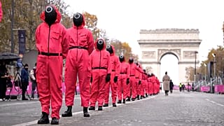 Les fans du "Squid Game" peuvent jouer au jeu du feu rouge et du feu vert sur les Champs-Elysées