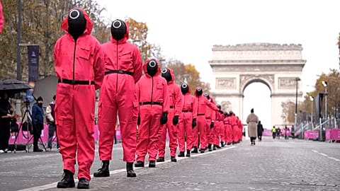 Les fans du "Squid Game" peuvent jouer au jeu du feu rouge et du feu vert sur les Champs-Elysées