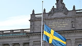 تنكيس أعلام البرلمان السويدي في ستوكهولم بالسويد في 17 تشرين الأول أكتوبر 2023 تكريمًا لضحايا هجوم وقع في بروكسل