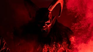 یک شرکت کننده با لباس سنتی کرامپوس در جریان مسابقه کرامپوس در هولابرون اتریش، در تاریخ 30.11.2024، رژه می کرد