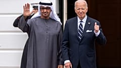 الرئيس الأمريكي جو بايدن إلى جانب الرئيس الإماراتي الشيخ محمد بن زايد 