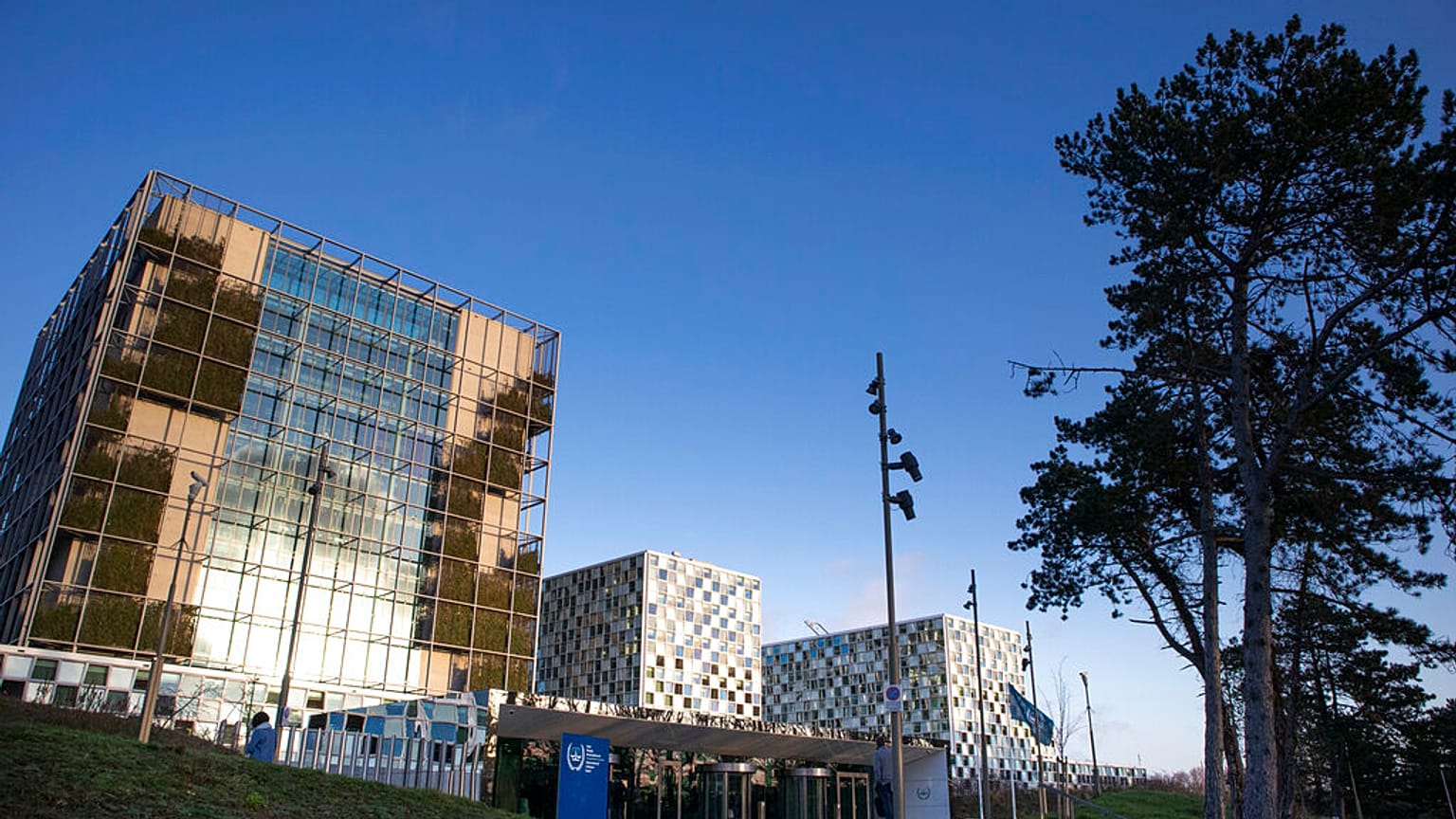 ي هذه الصورة الأرشيفية الملتقطة يوم الخميس، 6 فبراير/شباط 2020، تنعكس الشمس على المحكمة الجنائية الدولية في لاهاي، هولندا.