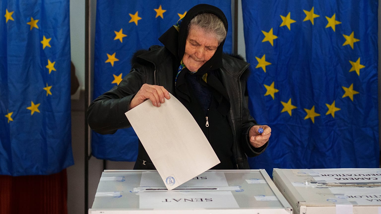Eine Frau gibt ihre Stimme bei den Parlamentswahlen in Bukarest ab, 1. Dezember 2024
