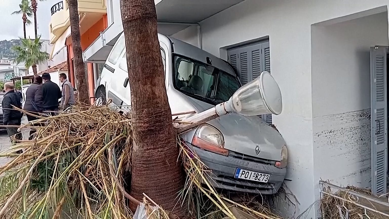 Voiture emportée par la crue soudaine due à la tempête Bora, Lalysos, île de Rhodes, Grèce, le 01.12.2024