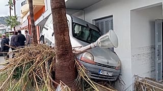 Voiture emportée par la crue soudaine due à la tempête Bora, Lalysos, île de Rhodes, Grèce, le 01.12.2024