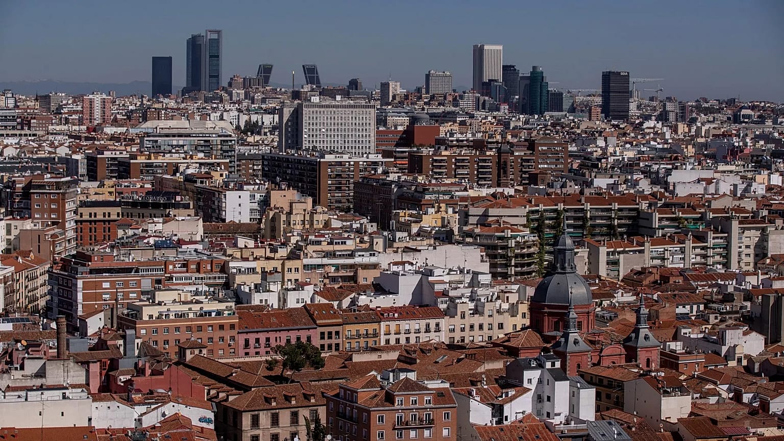 15 Mart 2021 Pazartesi günü İspanya'daki bir terastan görülen Madrid silüetinin kısmi görünümü.