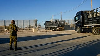 شاحنات محملة بالمساعدات الإنسانية تعبر إلى قطاع غزة من معبر إيريز جنوب إسرائيل، الاثنين 21 أكتوبر/تشرين الأول 2024.