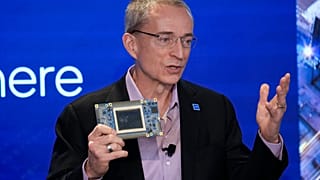 ARQUIVO - O CEO da Intel, Pat Gelsinger, fala enquanto segura um novo chip, chamado Gaudi 3, durante um evento chamado AI Everywhere em Nova Iorque, a 14 de dezembro de 2023.