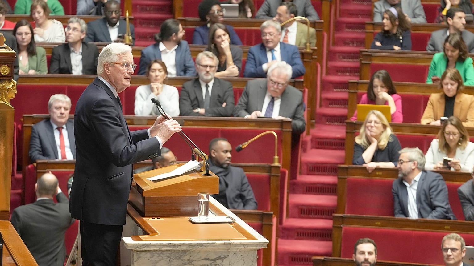 Premier Francji Michel Barnier wygłasza przemówienie w Zgromadzeniu Narodowym w Paryżu, 2 grudnia 2024 r.
