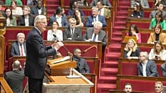 Премьер-министр Франции Мишель Барнье выступает с речью в Национальном собрании в Париже, 2 декабря 2024 года