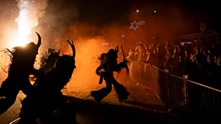 Teilnehmer in traditionellen Krampuskostümen treten während eines Krampuslaufs in Hollabrunn, Österreich, am Samstag, 30. November 2024, auf.