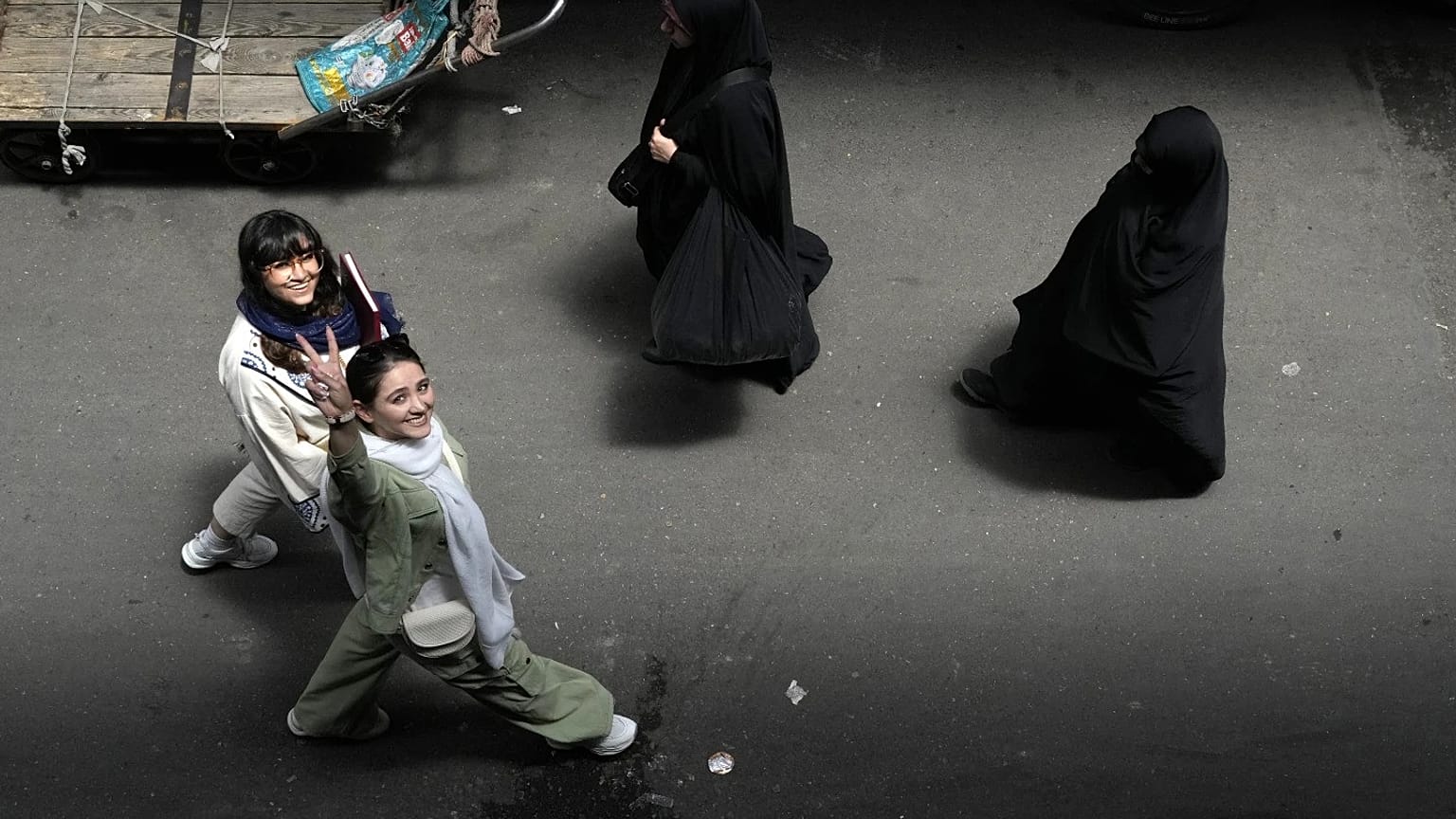 İranlı kadınlar dışarıda başörtülerini açarak yönetmeliği protesto ediyor