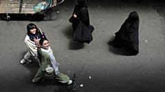 İranlı kadınlar dışarıda başörtülerini açarak yönetmeliği protesto ediyor