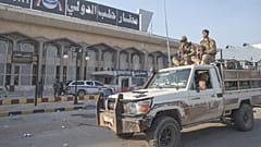 Des combattants de l'opposition syrienne montent sur un pick-up à l'aéroport international d'Alep, lundi 2 décembre 2024. (AP Photo/Omar Albam)