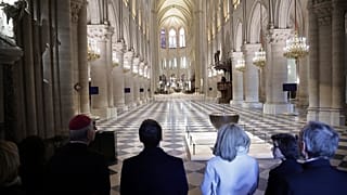 Le président français Emmanuel Macron et son épouse Brigitte Macron visitent les intérieurs restaurés de la cathédrale Notre-Dame, vendredi 29 novembre 2024 à Paris.