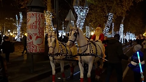 Le Père Noël dans sa caleche pour le festival de l'Avent, Zagreb, Croatie, le 30.11.2024