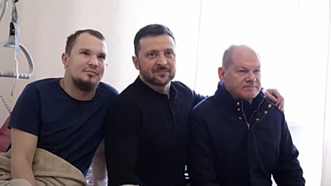 Un soldat blessé pose en compagnie du président ukrainien Volodymyr Zelensky et du chancelier allemand Olaf Scholz, Kiev, Ukraine le 02.12.2024