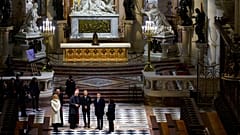 El presidente francés Emmanuel Macron, segundo a la derecha, y su esposa Brigitte Macron visitan los interiores restaurados de la catedral de Notre-Dame de París, el viernes 29 de noviembre de 2024 en París.