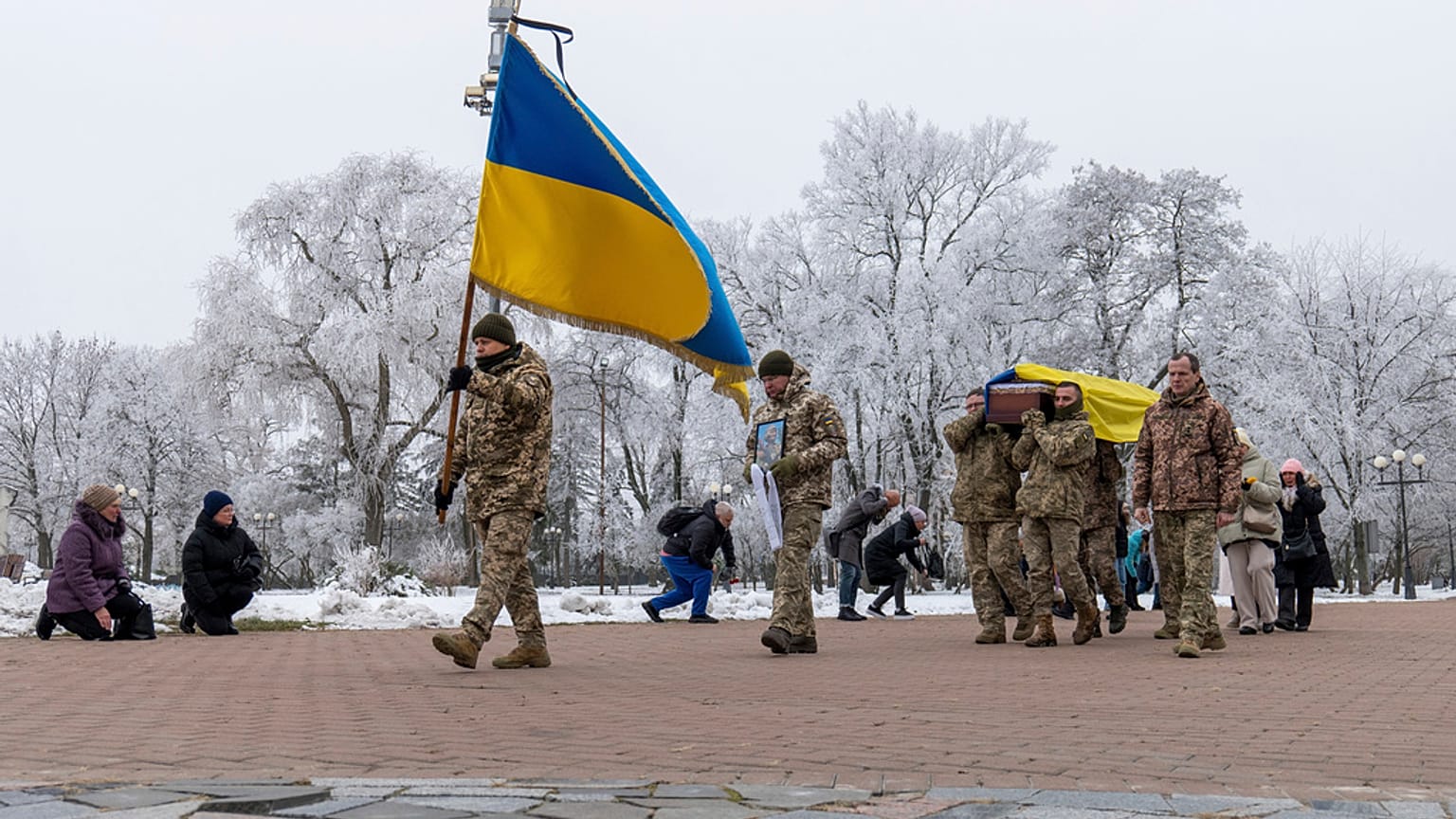 Ukrán katonák temetik egy bajtársukat