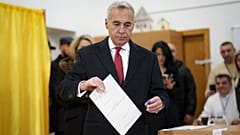 Calin Georgescu, candidato independente à presidência, vota nas eleições legislativas do país, em Mogosoaia, Roménia, domingo, 1 de dezembro de 2024