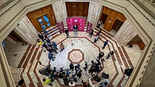 Marian Enache, presidente del Tribunal Constitucional de Rumanía, hace una declaración a los medios de comunicación