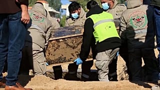 Libaneses exumam vítimas de guerra temporariamente enterradas para realizar funerais nas suas cidades de origem