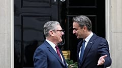 Kyriakos Mitsotakis et Keir Starmer à la porte du 10 Downing Street ce mardi.