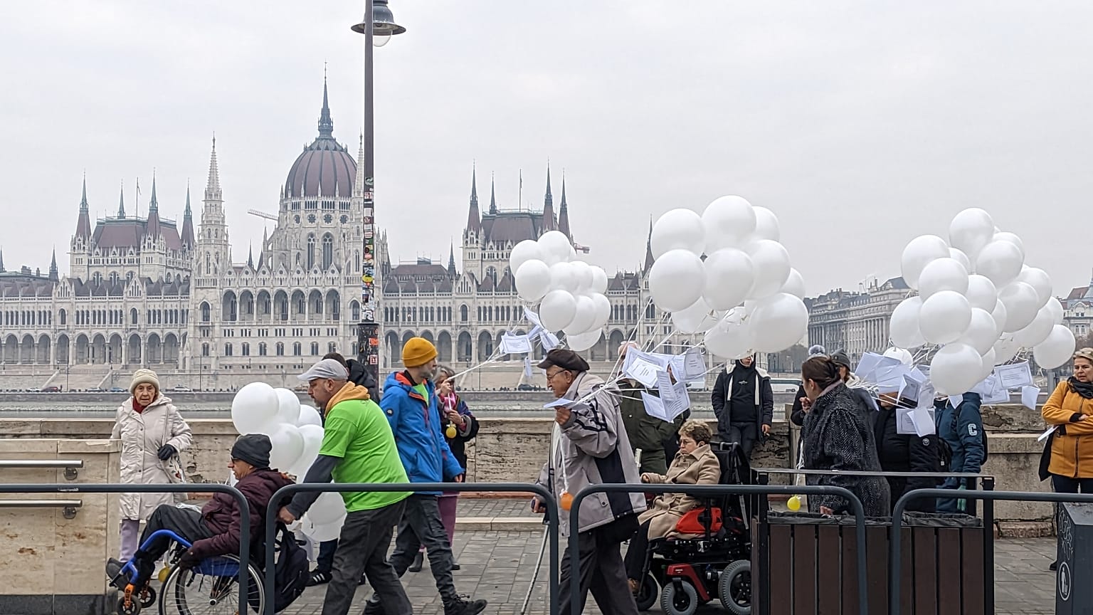 A Fehér Lufis Mozgalom demonstrációja a Batthyányi téren