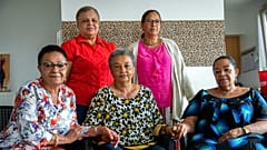 Simone Ngalula, Monique Bitu Bingi, Lea Tavares Mujinga, Noelle Verbeeken et Marie-Jose Loshi posent pour une photo de groupe à Bruxelles, Belgique, le 29 juin 2020.