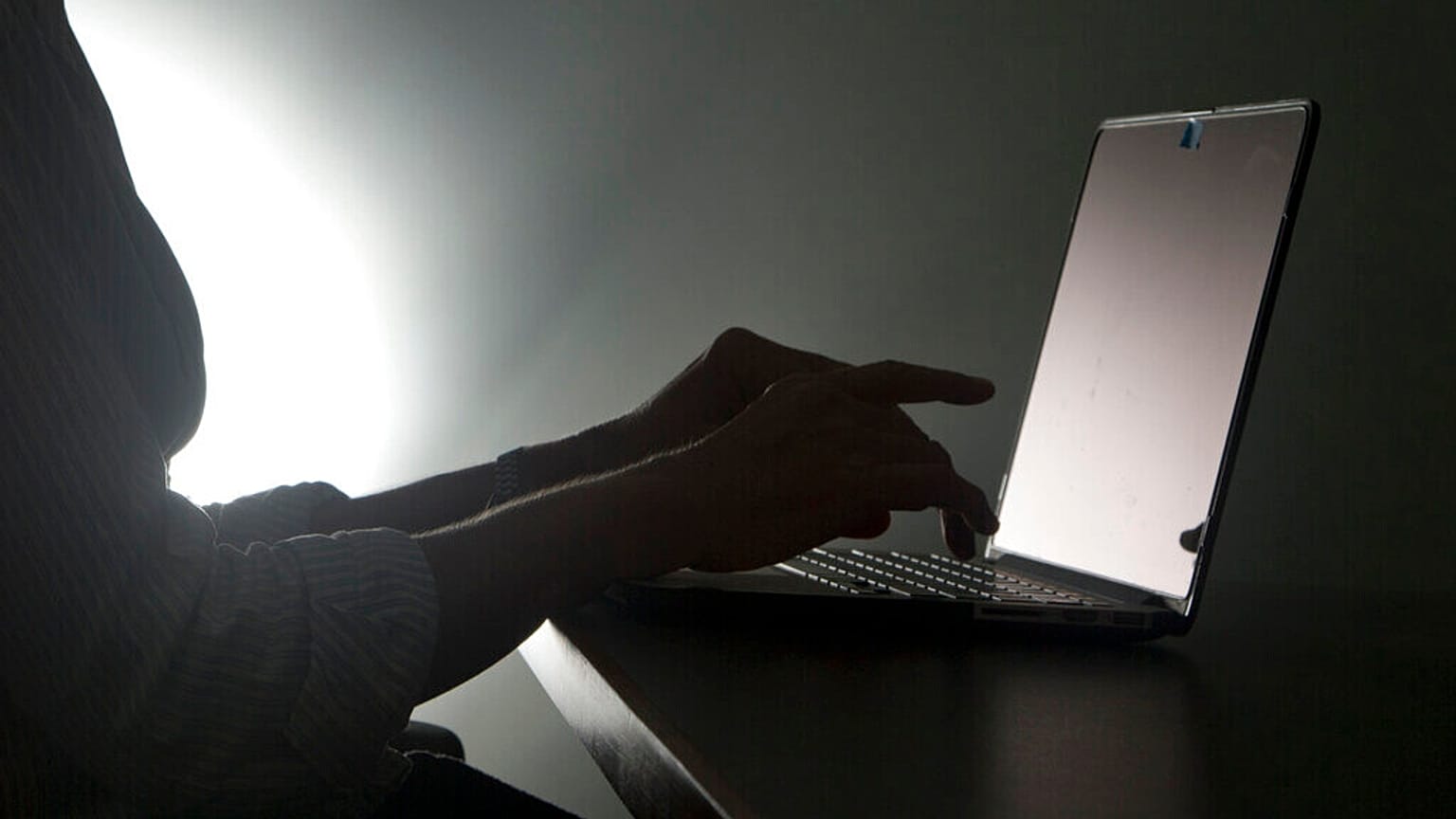 Un hacker preparando para entrar.