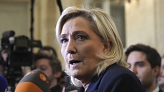 Marine Le Pen francia szélsőjobboldali vezető újságíróknak válaszol a nemzetgyűlésben Párizsban, Franciaországban, 2024. december 2., hétfő.