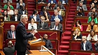 Лидер французских ультраправых Марин Ле Пен отвечает на вопросы журналистов в Национальном собрании в Париже, Франция, понедельник, 2 декабря 2024 г.
