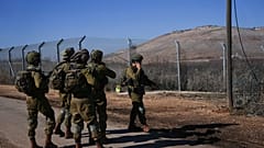 Des soldats israéliens patrouillent le périmètre de la colonie agricole d'Avivim, près de la frontière libanaise en Haute Galilée, Israël, lundi 2 décembre 2024.