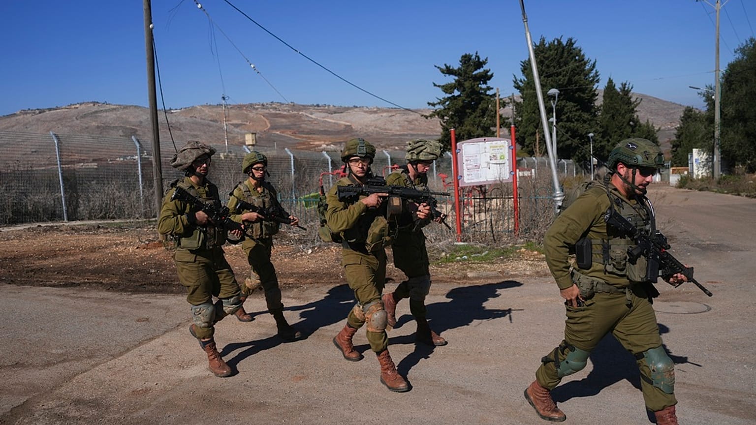 Soldati israeliani pattugliano l'insediamento agricolo di Avivim, vicino al confine libanese nella Galilea superiore, Israele, 2 dicembre 2024