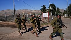 Soldati israeliani pattugliano l'insediamento agricolo di Avivim, vicino al confine libanese nella Galilea superiore, Israele, 2 dicembre 2024