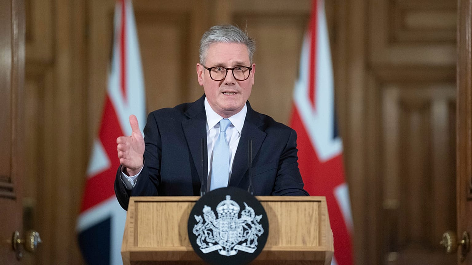 O primeiro-ministro Keir Starmer fala durante uma conferência de imprensa sobre migração em 10 Downing Street, Londres, quinta-feira, 28 de novembro de 2024.