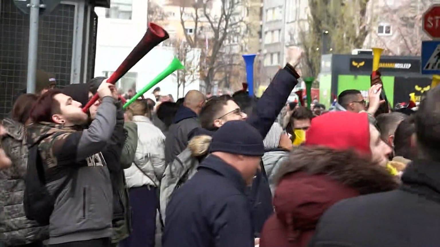 Demonstranten, die in Trompeten blasen, um eine Wiedergutmachung zu fordern, Novi Sad, Serbien, 03.12.2024