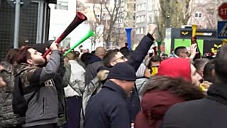 Demonstranten, die in Trompeten blasen, um eine Wiedergutmachung zu fordern, Novi Sad, Serbien, 03.12.2024